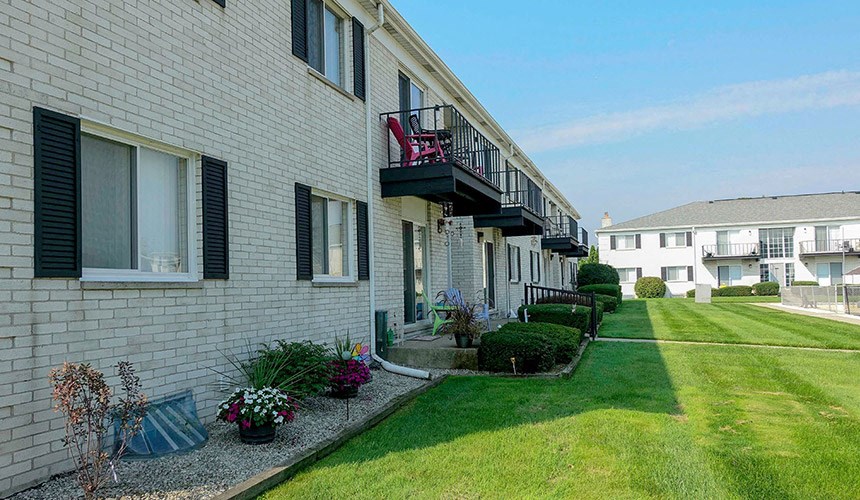 Best 2 Bedroom Apartments in Dearborn Heights, MI: from $725 | RENTCafé